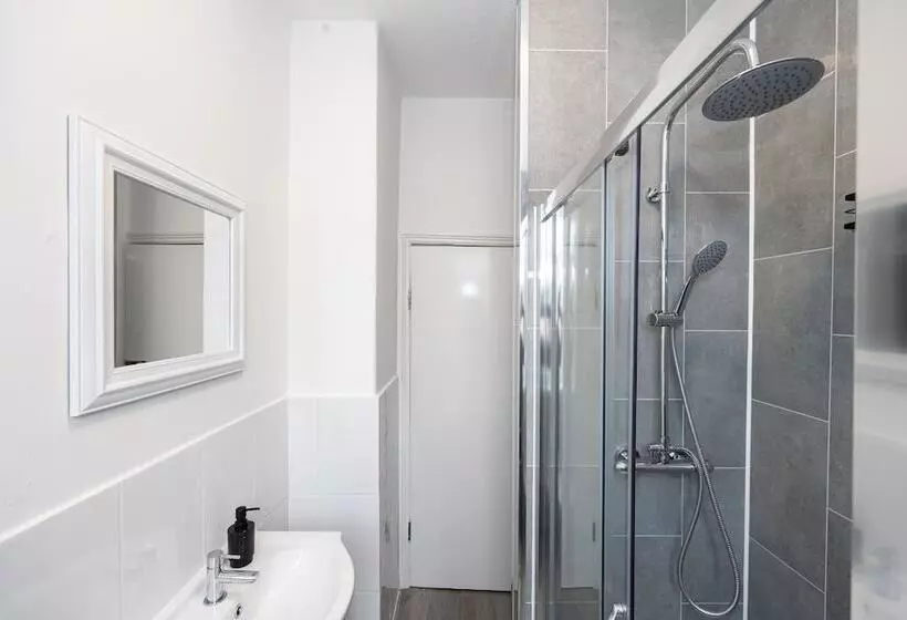 Residenssi Charming 4 Bed Guest House In Salford