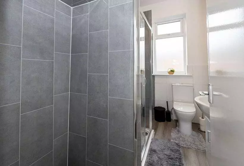 Residenssi Charming 4 Bed Guest House In Salford