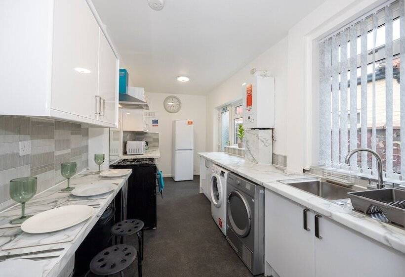 إقامة Charming 4 Bed Guest House In Salford