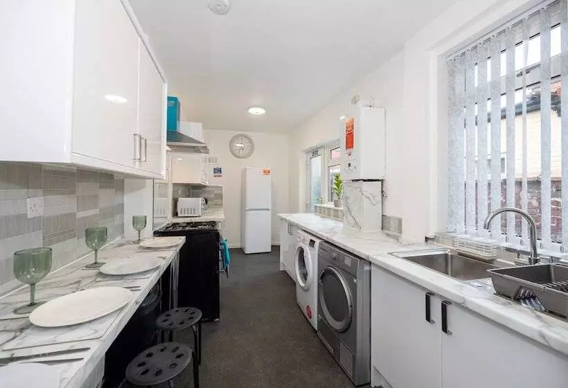 Residenssi Charming 4 Bed Guest House In Salford