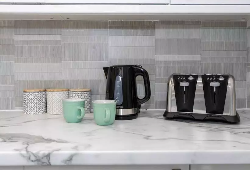 Residenssi Charming 4 Bed Guest House In Salford