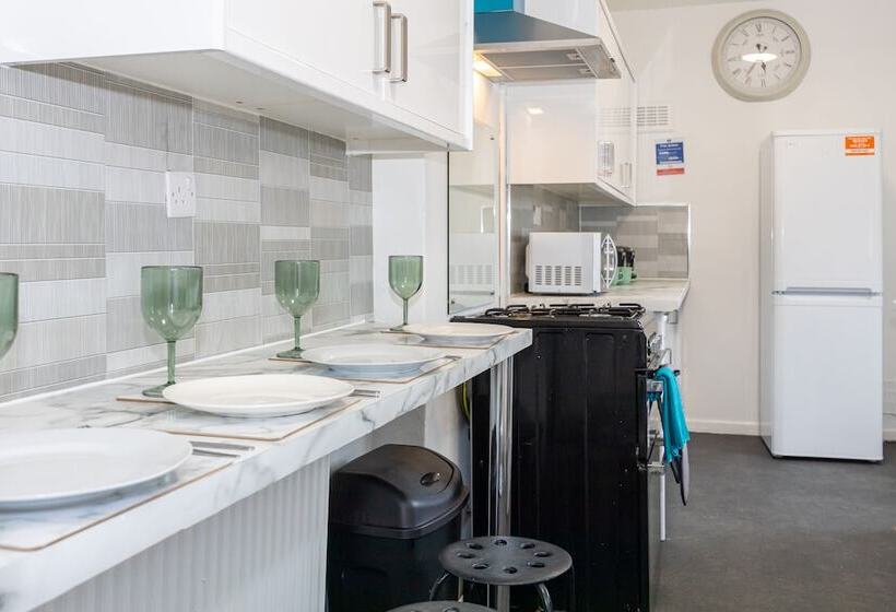 إقامة Charming 4 Bed Guest House In Salford