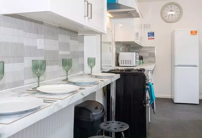 Residenssi Charming 4 Bed Guest House In Salford