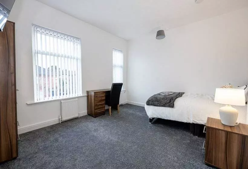 Residenssi Charming 4 Bed Guest House In Salford