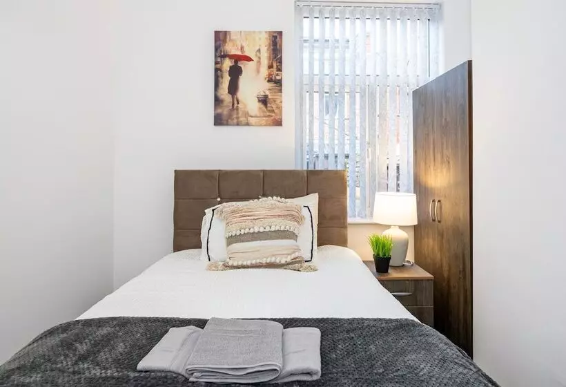 Residenssi Charming 4 Bed Guest House In Salford