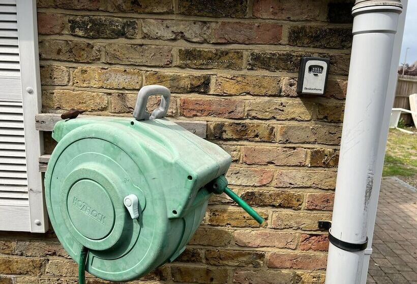 Резиденция Detached 4 Bed House Near Heathrow