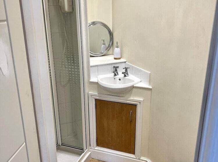 Резиденция Detached 4 Bed House Near Heathrow