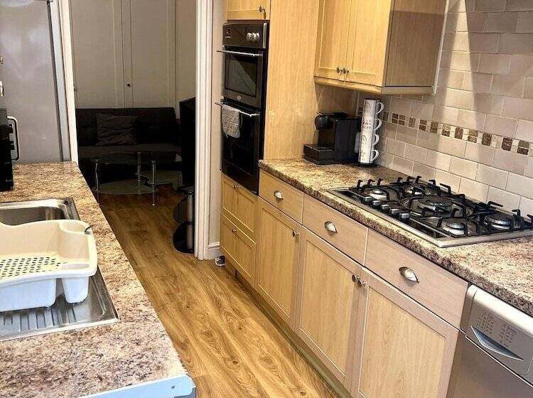 Резиденция Detached 4 Bed House Near Heathrow