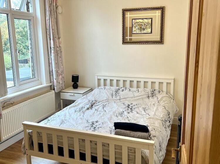 Резиденция Detached 4 Bed House Near Heathrow