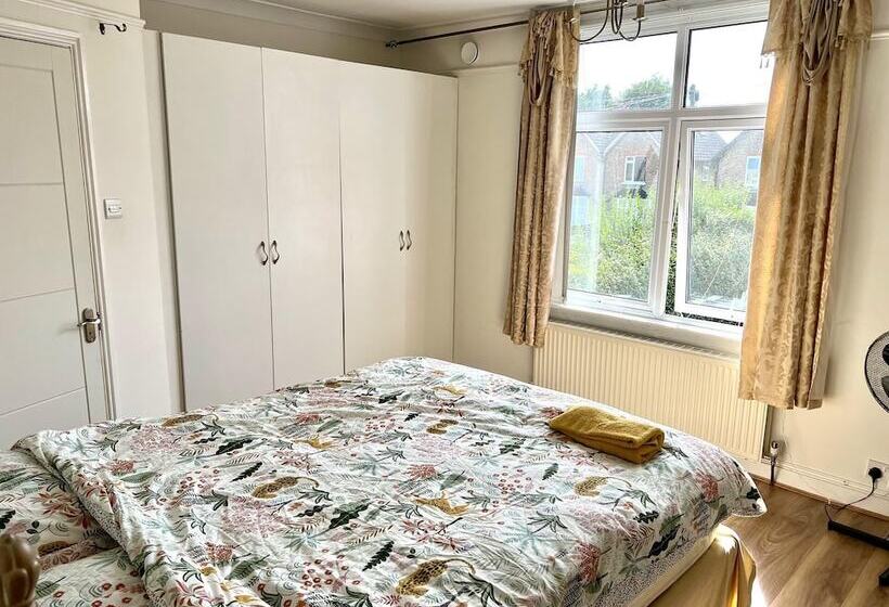 Резиденция Detached 4 Bed House Near Heathrow