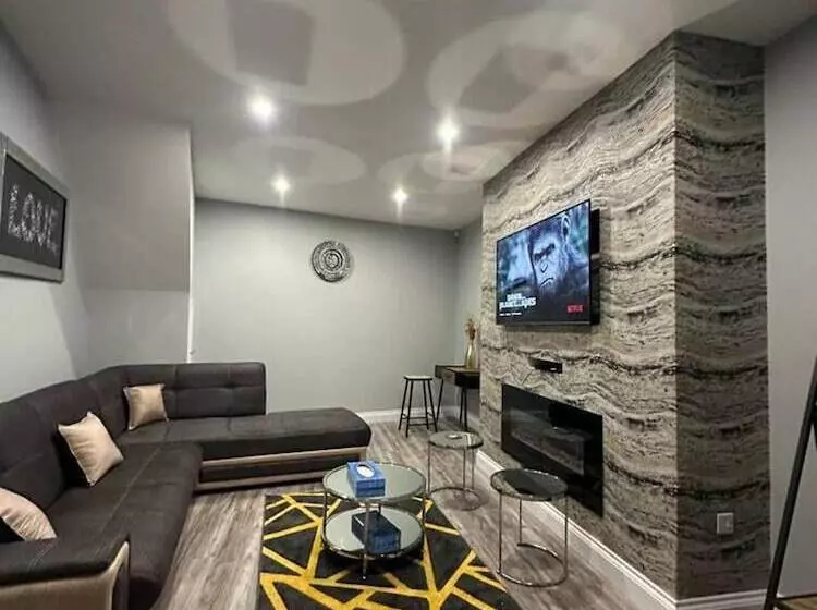 Residenssi Immaculate 4 Bed Detached House In Bootle