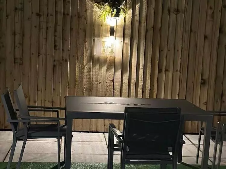 Residenssi Immaculate 4 Bed Detached House In Bootle