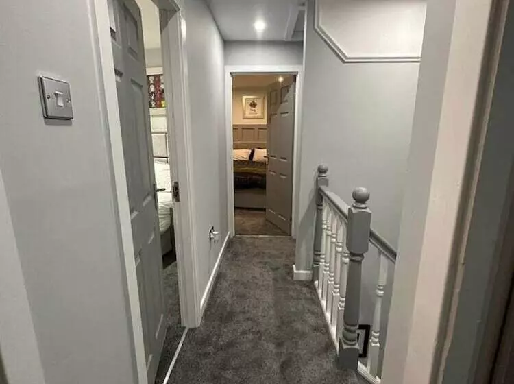 Residenssi Immaculate 4 Bed Detached House In Bootle