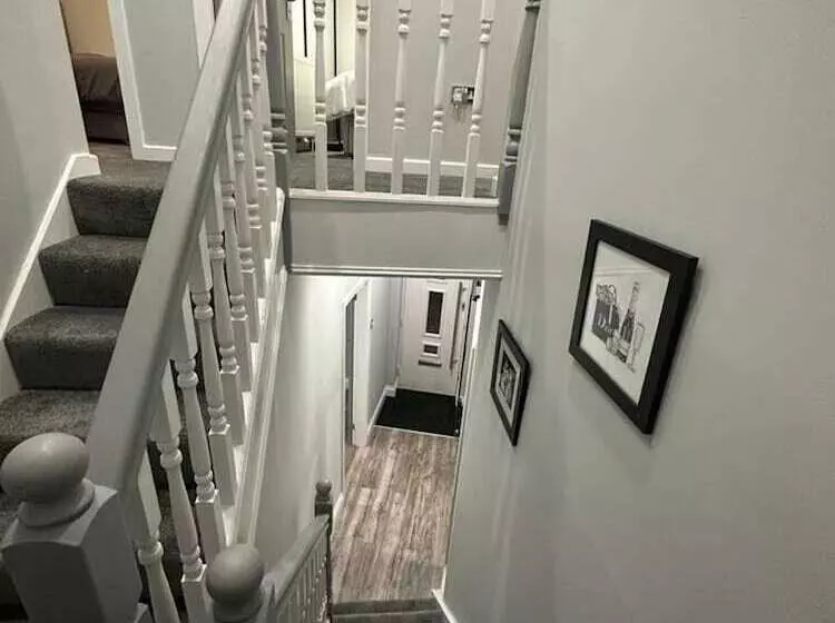 Residenssi Immaculate 4 Bed Detached House In Bootle