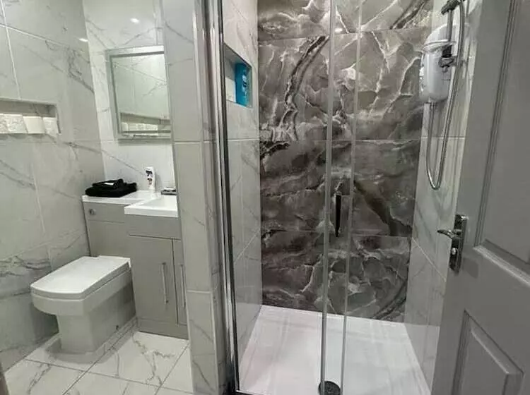 Residenssi Immaculate 4 Bed Detached House In Bootle