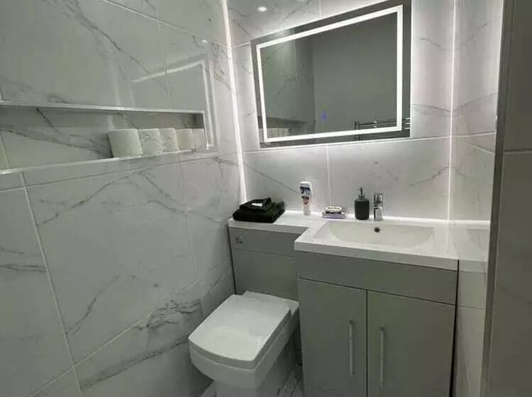 Residenssi Immaculate 4 Bed Detached House In Bootle