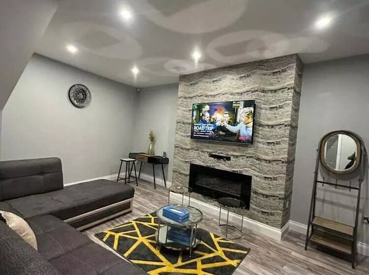 Residenssi Immaculate 4 Bed Detached House In Bootle