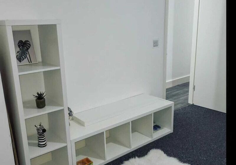 Residência Lovely 2 Bed Fully Refurbished House In London