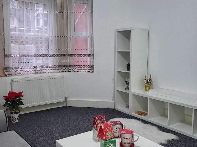 Residência Lovely 2 Bed Fully Refurbished House In London