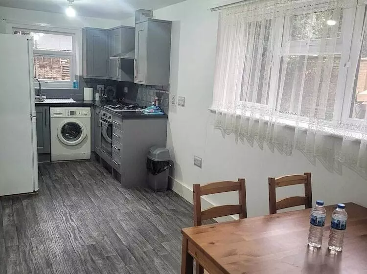 レジデンス Lovely 2 Bed Fully Refurbished House In London