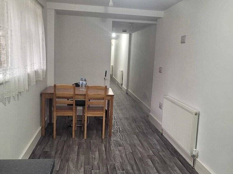 Residência Lovely 2 Bed Fully Refurbished House In London