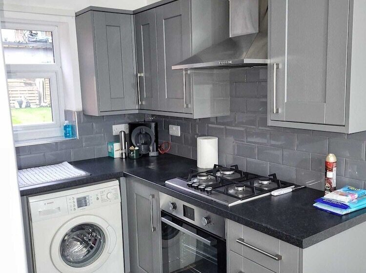 Residência Lovely 2 Bed Fully Refurbished House In London