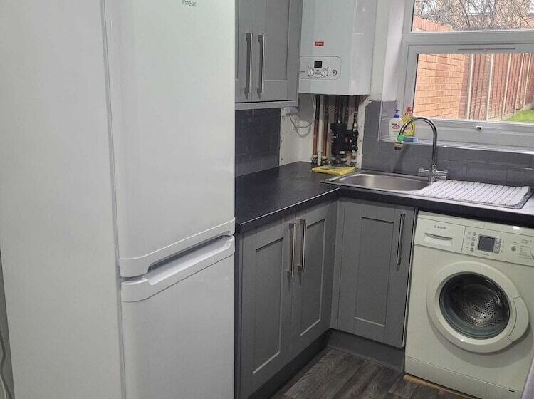 Residência Lovely 2 Bed Fully Refurbished House In London