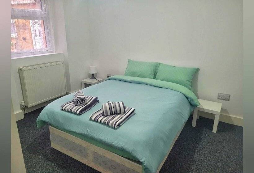 Residência Lovely 2 Bed Fully Refurbished House In London