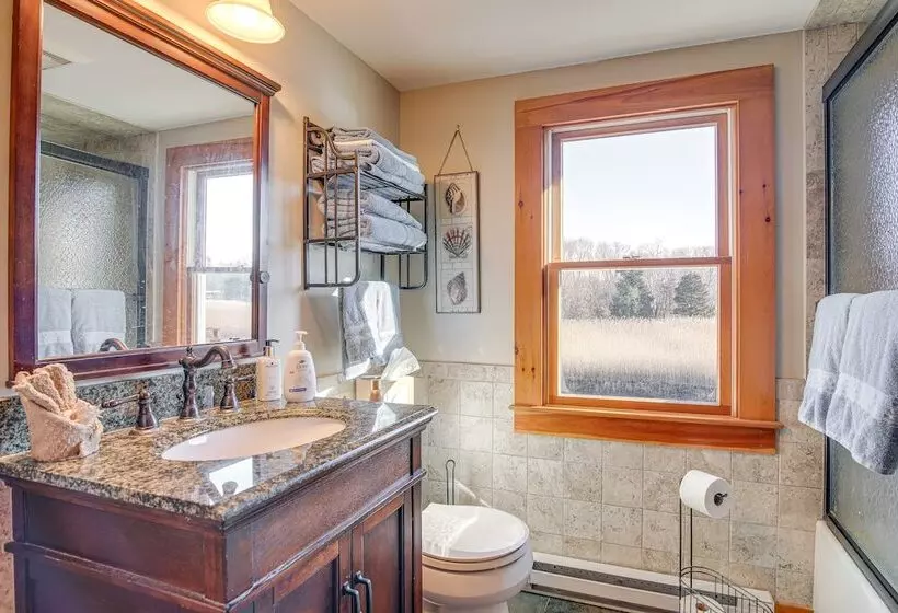 Riverfront Kingston Cottage W/ Deck, 2 Mi To Beach