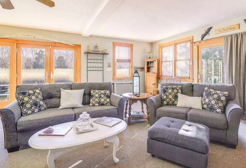 Riverfront Kingston Cottage W/ Deck, 2 Mi To Beach