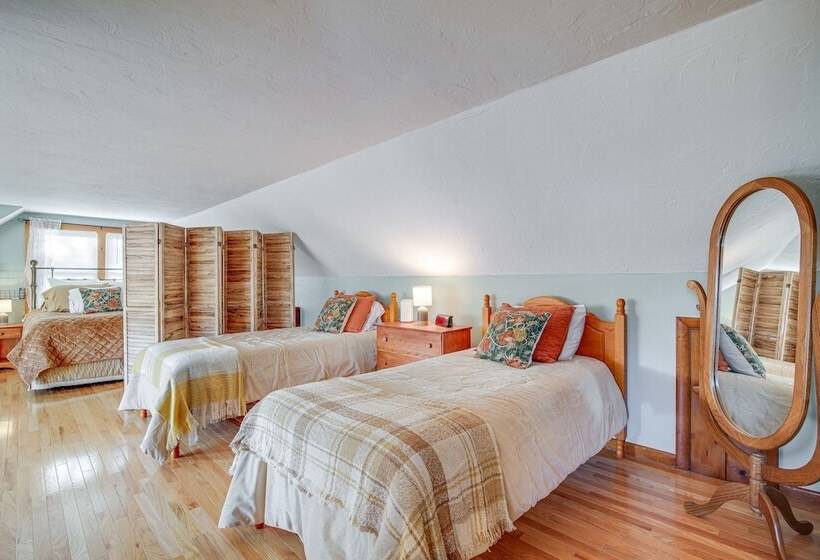 Riverfront Kingston Cottage W/ Deck, 2 Mi To Beach