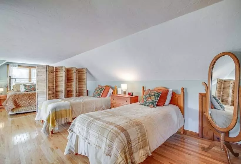 Riverfront Kingston Cottage W/ Deck, 2 Mi To Beach