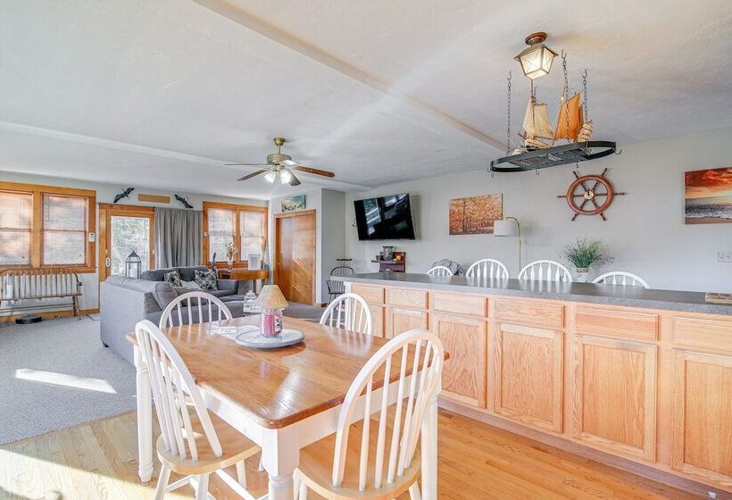Riverfront Kingston Cottage W/ Deck, 2 Mi To Beach