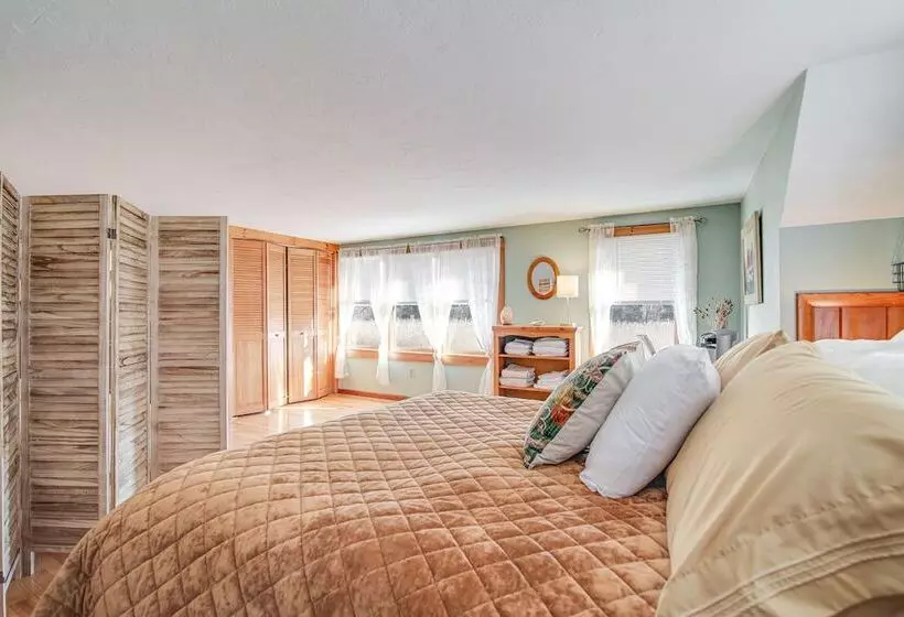 Riverfront Kingston Cottage W/ Deck, 2 Mi To Beach