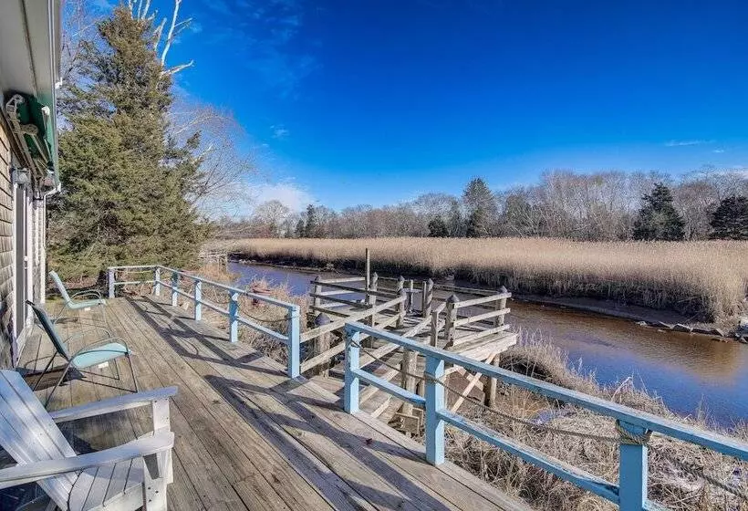 Riverfront Kingston Cottage W/ Deck, 2 Mi To Beach