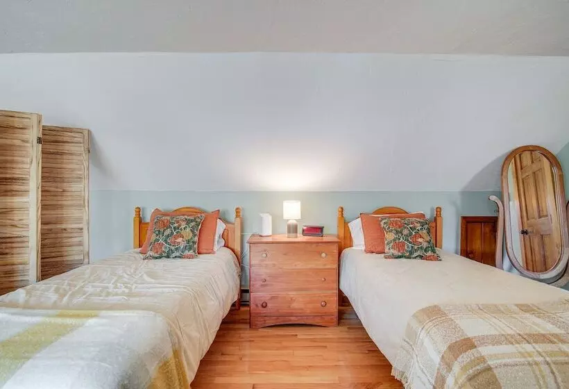 Riverfront Kingston Cottage W/ Deck, 2 Mi To Beach