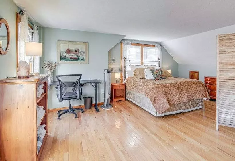 Riverfront Kingston Cottage W/ Deck, 2 Mi To Beach