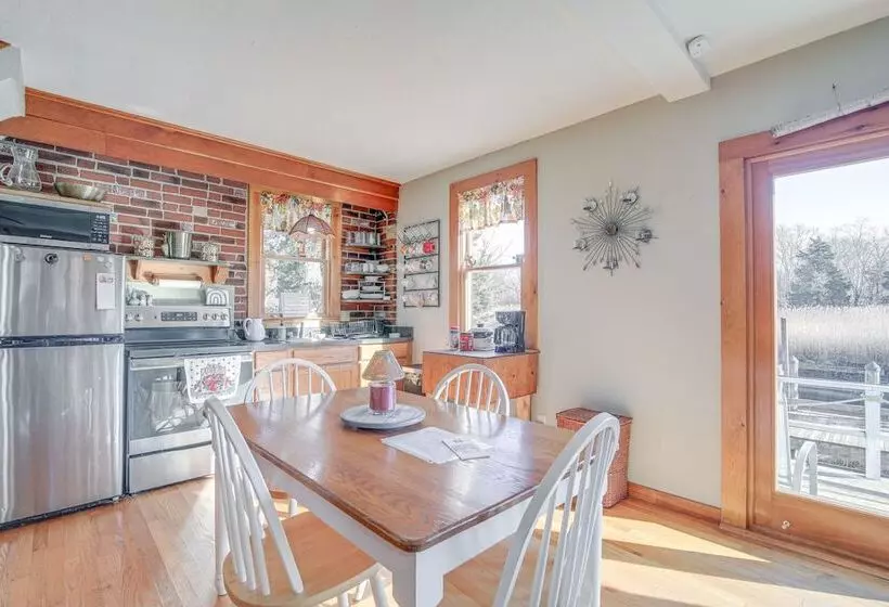 Riverfront Kingston Cottage W/ Deck, 2 Mi To Beach