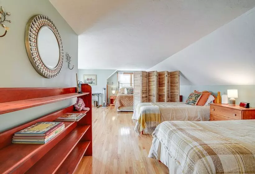 Riverfront Kingston Cottage W/ Deck, 2 Mi To Beach