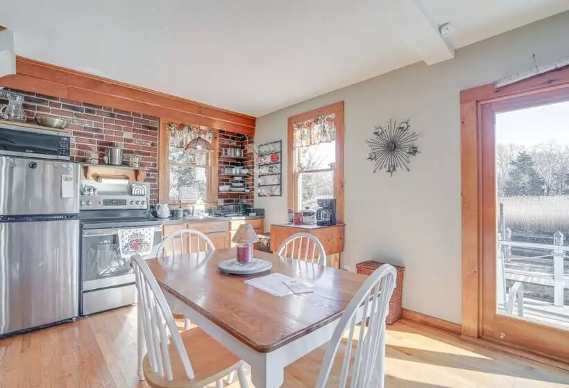 Riverfront Kingston Cottage W/ Deck, 2 Mi To Beach