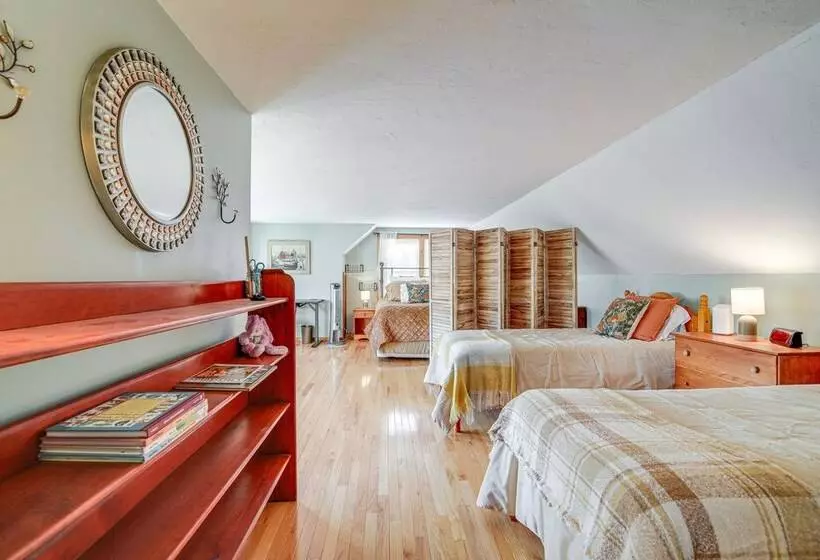 Riverfront Kingston Cottage W/ Deck, 2 Mi To Beach