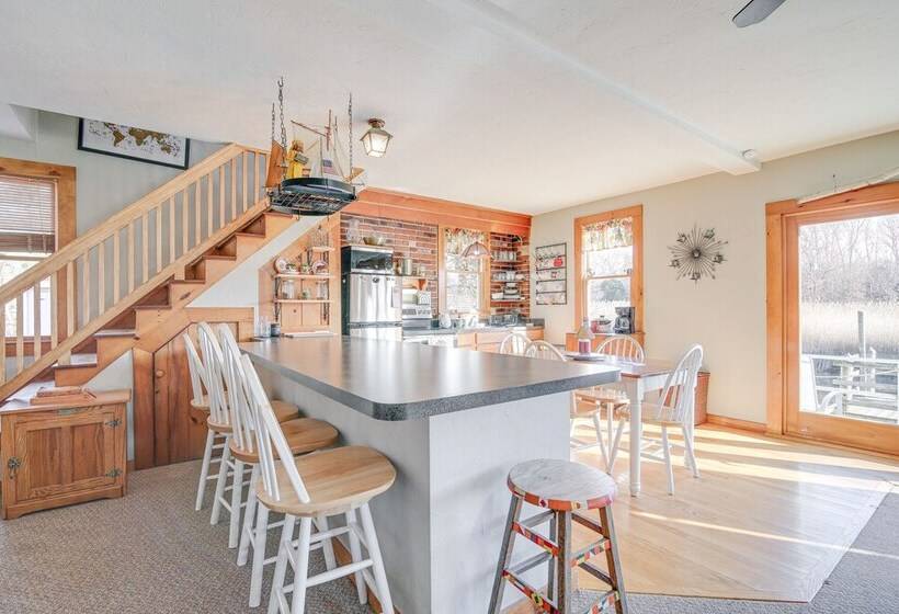 Riverfront Kingston Cottage W/ Deck, 2 Mi To Beach