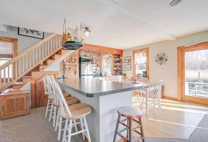 Riverfront Kingston Cottage W/ Deck, 2 Mi To Beach