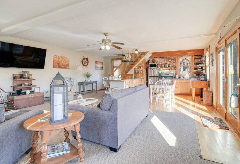 Riverfront Kingston Cottage W/ Deck, 2 Mi To Beach