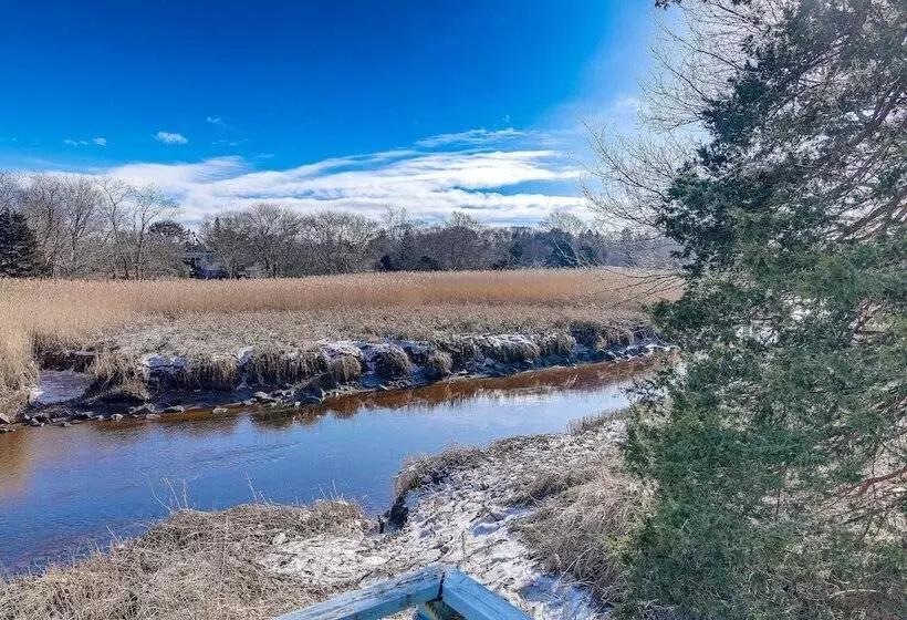 Riverfront Kingston Cottage W/ Deck, 2 Mi To Beach