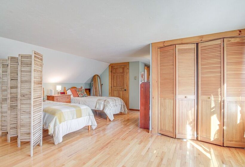 Riverfront Kingston Cottage W/ Deck, 2 Mi To Beach