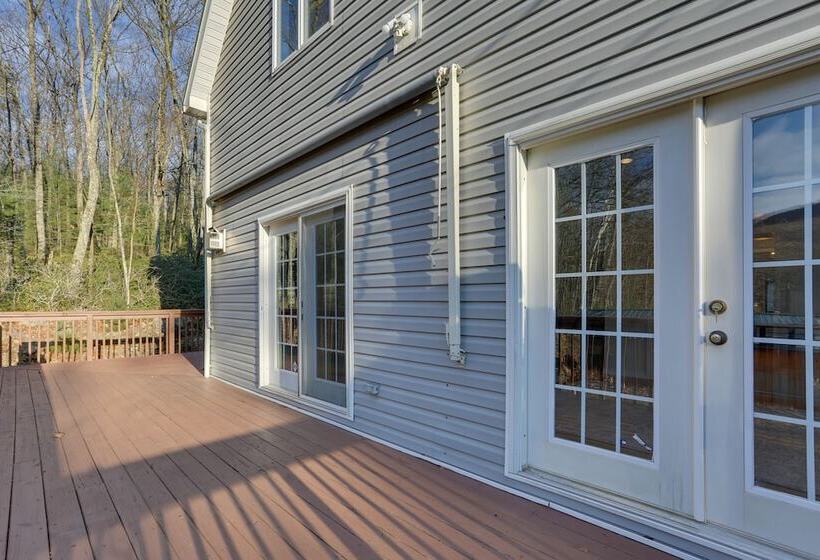 Secluded Kerhonkson Retreat With Deck + Views!