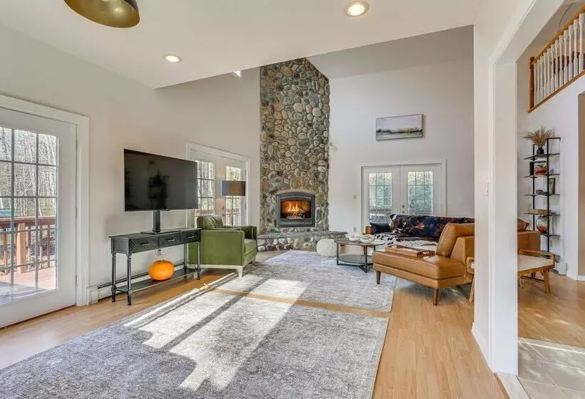 Secluded Kerhonkson Retreat With Deck + Views!