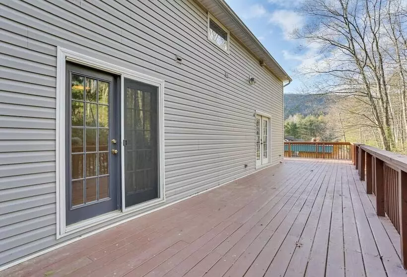 Secluded Kerhonkson Retreat With Deck + Views!