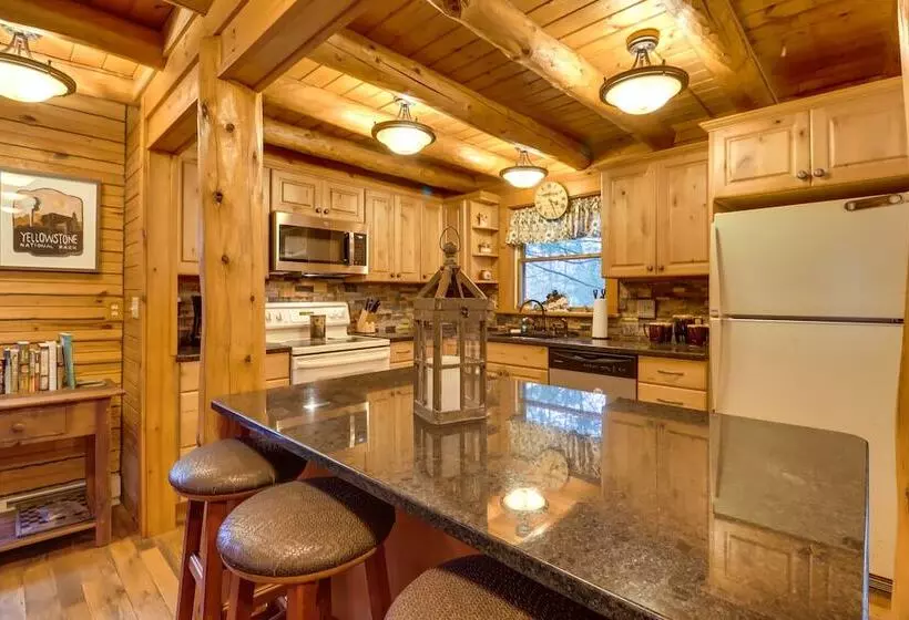 Secluded Cresco Log Cabin W/ Fire Pit!